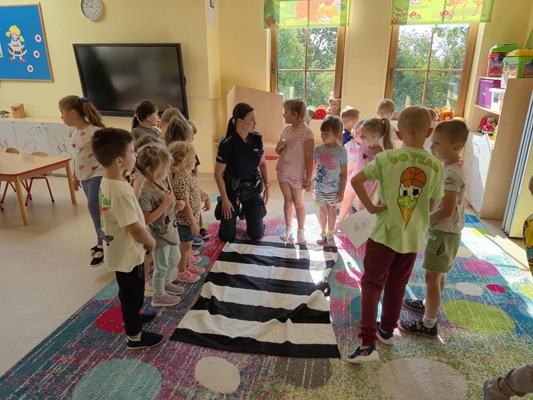 BEZPIECZNY PRZEDSZKOLAK - SPOTKANIE Z POLICJANTAMI